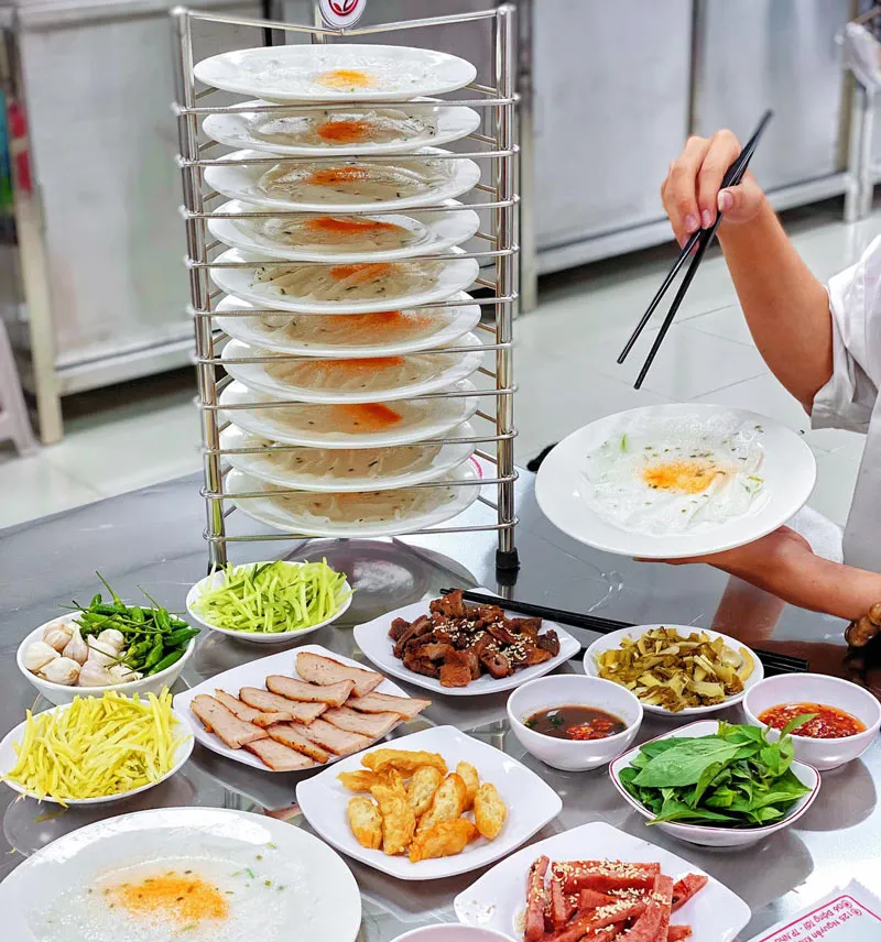 Bánh ướt chống dừa 1k với nhiều topping ăn kèm tại Buôn Ma Thuột