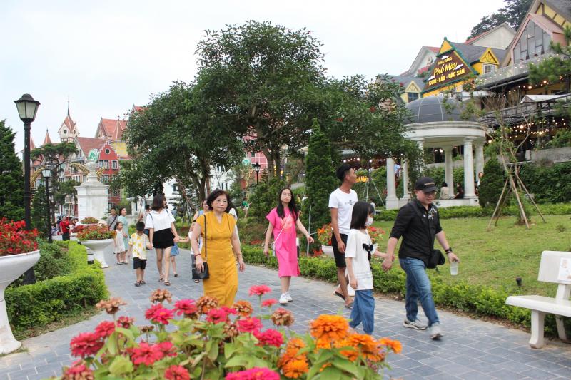Cảnh sắc thiên nhiên tươi đẹp và người dân địa phương thân thiện