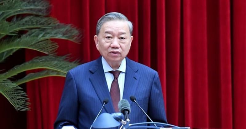 Mot ngoi chua viet nam co voi mai ngoi cong vuot va san trong yen binh duoi anh nang