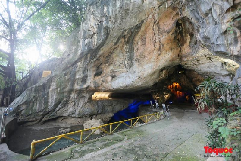 Không gian bên trong động Chùa Tam Thanh Lạng Sơn với nhũ đá kỳ vĩ