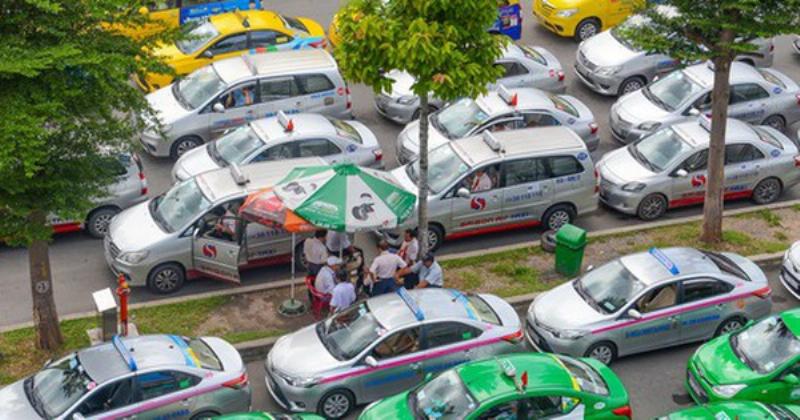Hình ảnh một chiếc taxi Vinasun đang đón trả khách tại khu vực sân bay Tân Sơn Nhất, TP.HCM.