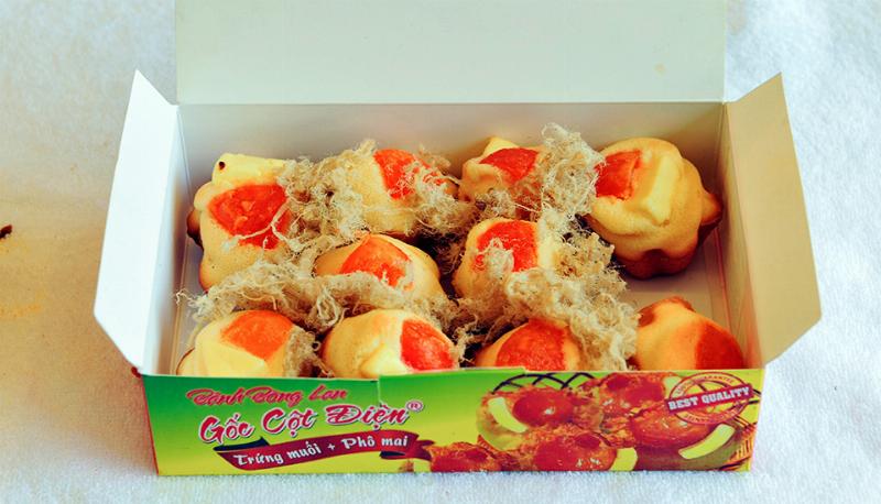 Khung cảnh xếp hàng mua bánh bông lan trứng muối tại tiệm Gốc Cột Điện Vũng Tàu