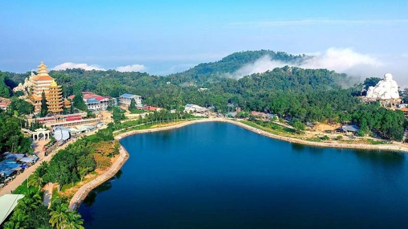 Khung cảnh thiên nhiên tươi đẹp xung quanh chùa Vạn Linh trên Núi Cấm, với cây xanh và tầm nhìn bao quát xuống đồng bằng.