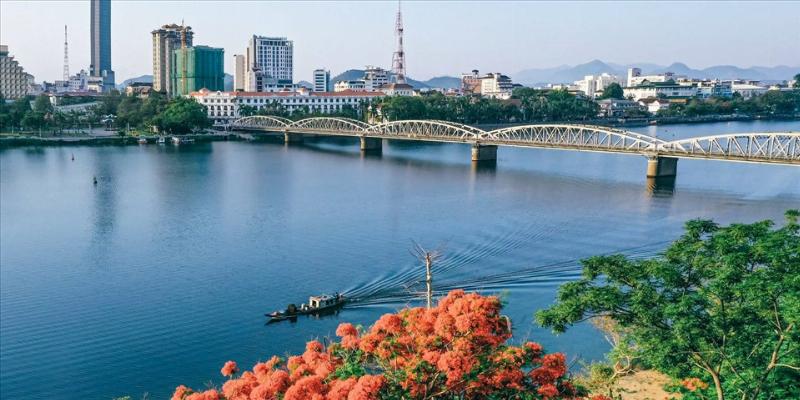 Cảnh hoàng hôn tím lãng mạn trên cầu Tràng Tiền và sông Hương ở Huế