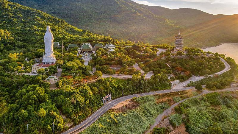 Bên trong Chánh điện chùa Vạn Linh, nơi đặt các pho tượng Phật, Bồ Tát linh thiêng, không gian trang nghiêm cổ kính.
