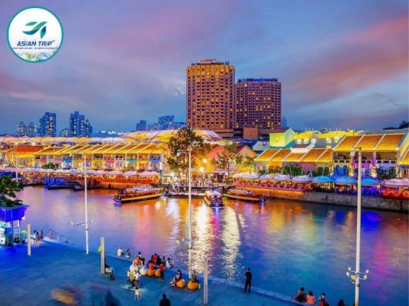 Hình ảnh một cặp đôi đang xem điện thoại tìm kiếm thông tin tour Vĩnh Hy trong ngày, thể hiện việc nghiên cứu và lựa chọn tour.