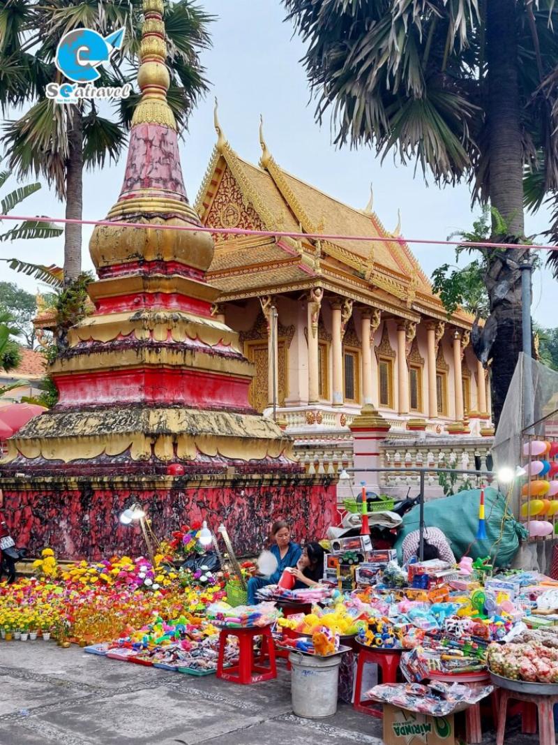 Chữ "Chùa Chén Kiểu" được đúc nổi và sơn vàng trên cổng chùa, nổi bật trên nền kiến trúc đặc trưng