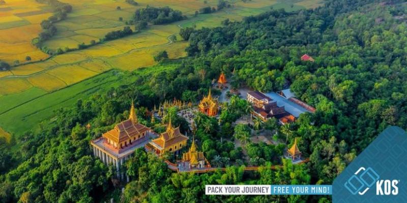 Một người đang chuẩn bị ba lô và bản đồ cho chuyến đi khám phá Hồ Tà Pạ, thể hiện sự chủ động