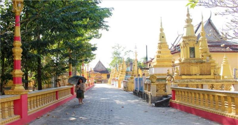 Toàn cảnh ngoại thất Chùa Chén Kiểu Sóc Trăng với kiến trúc Khmer độc đáo và các tháp nhọn