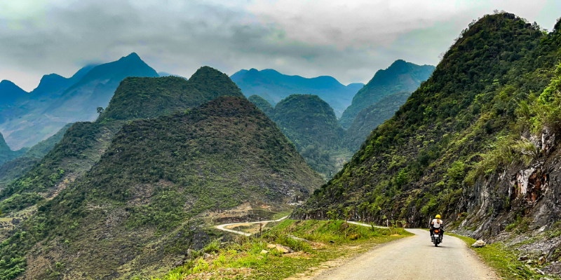 Toàn cảnh chùa Vạn Linh nhìn từ xa, ẩn mình giữa cây xanh trên sườn Núi Cấm An Giang thơ mộng, một điểm đến linh thiêng và hùng vĩ.