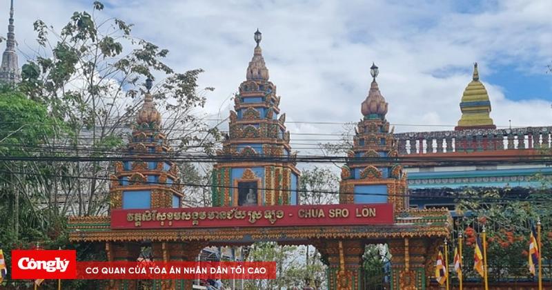 Người dân địa phương và du khách cùng nhau thăm viếng và chiêm ngưỡng vẻ đẹp của Chùa Chén Kiểu