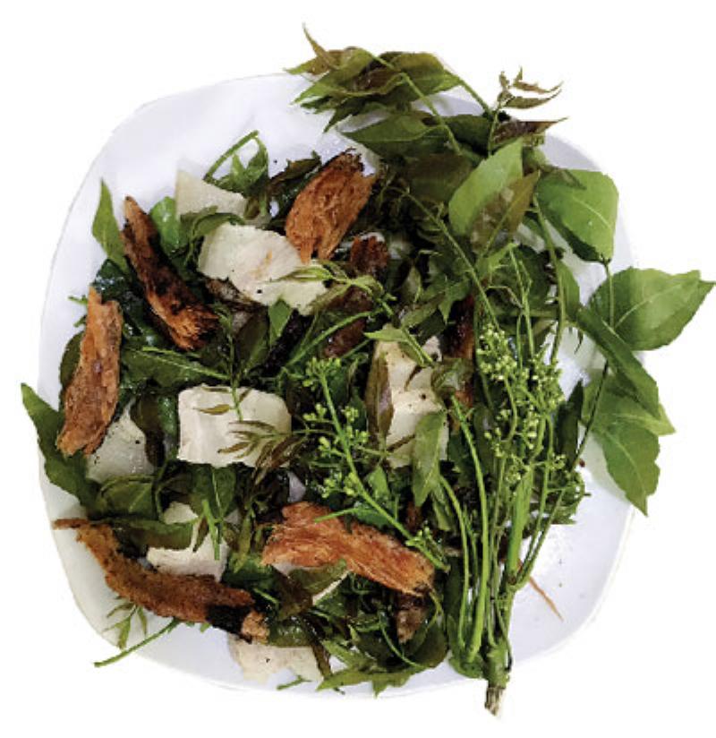 Dĩa gỏi sầu đâu hấp dẫn với khô cá sặc, thịt, rau, và nước chấm đặc trưng của An Giang