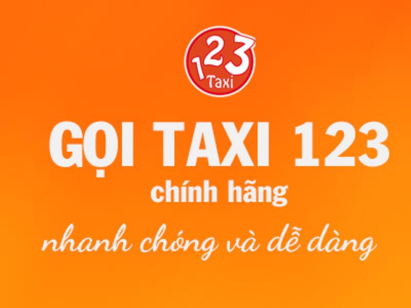 Một người đang nhìn vào đồng hồ tính tiền trong chiếc taxi 123 Hà Nội, thể hiện việc kiểm tra cước phí trong chuyến đi.