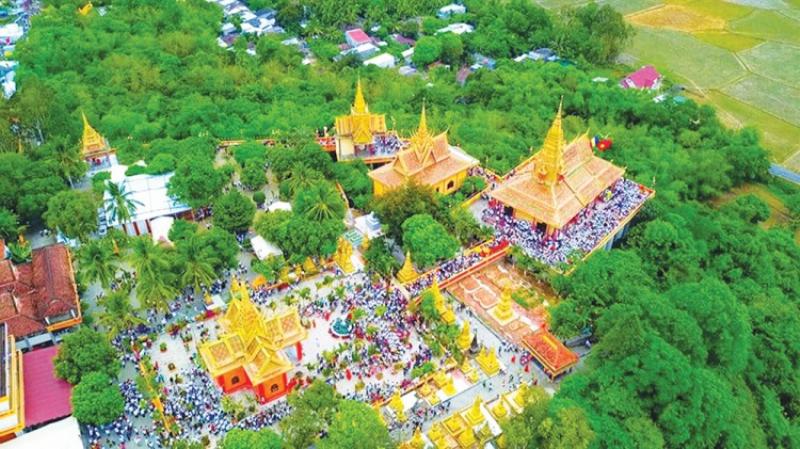 Vẻ đẹp lung linh huyền ảo của hồ Tà Pạ với làn nước xanh ngọc bích chuyển màu dưới nắng vàng