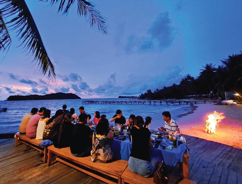 Nghỉ ngơi, tắm biển và ăn trưa hải sản tươi ngon tại bãi biển Hòn Mây Rút Trong trong tour 4 đảo Phú Quốc