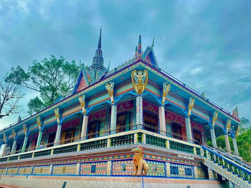 Không gian yên tĩnh bên trong khuôn viên Chùa Chén Kiểu với cây xanh và các công trình trang trí