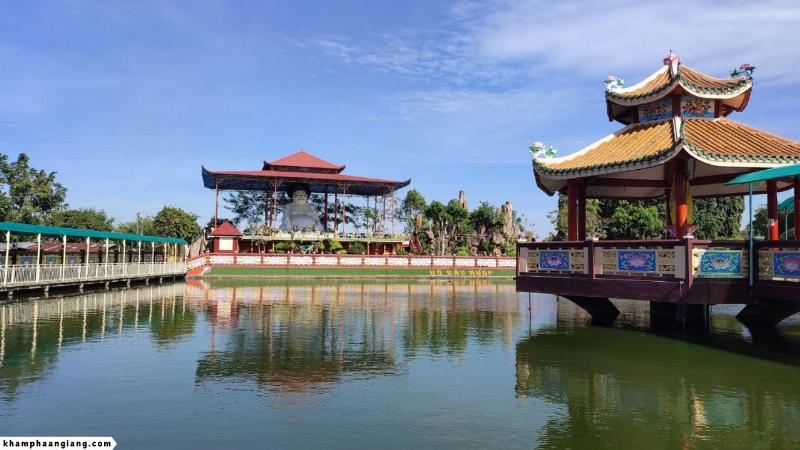 Không khí một lễ hội tâm linh tại Núi Cấm, gợi liên tưởng đến sự trang nghiêm và đông đúc khi ghé thăm chùa Vạn Linh vào các dịp lễ.