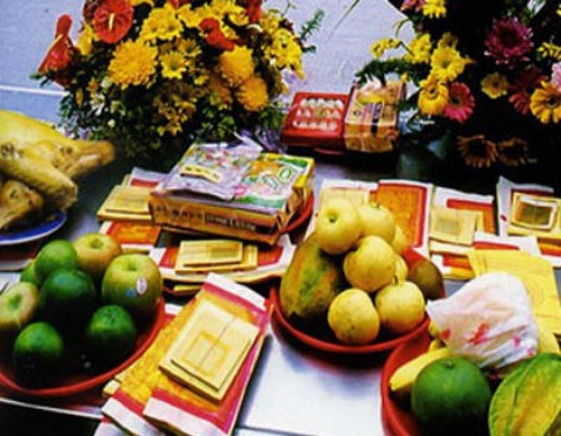 Một bàn dâng lễ tại chùa Vạn Linh với hoa tươi, trái cây và oản, thể hiện lòng thành kính của người đi lễ.