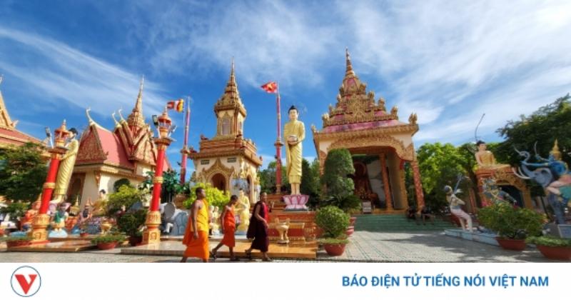 Bên trong Chánh điện Chùa Chén Kiểu với tượng Phật uy nghi và bích họa về cuộc đời Đức Phật