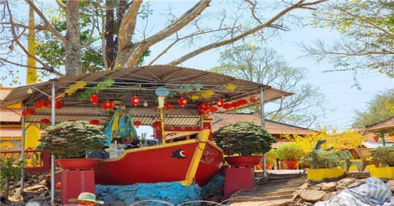 Biển báo nhắc nhở du khách về trang phục lịch sự khi vào chùa hoặc nơi linh thiêng