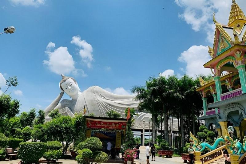 Hình ảnh so sánh kiến trúc Chùa Chén Kiểu với Chùa Som Rong ở Sóc Trăng