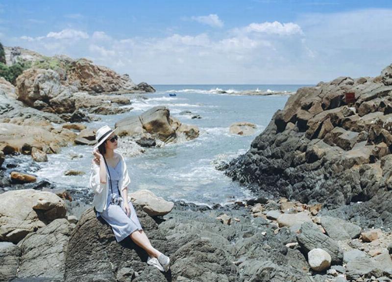 Hình ảnh hoàng hôn hoặc bình minh nhìn từ sân chùa Vạn Linh, với cảnh núi non và mây trời, gợi cảm giác tạm biệt và hẹn ngày trở lại.