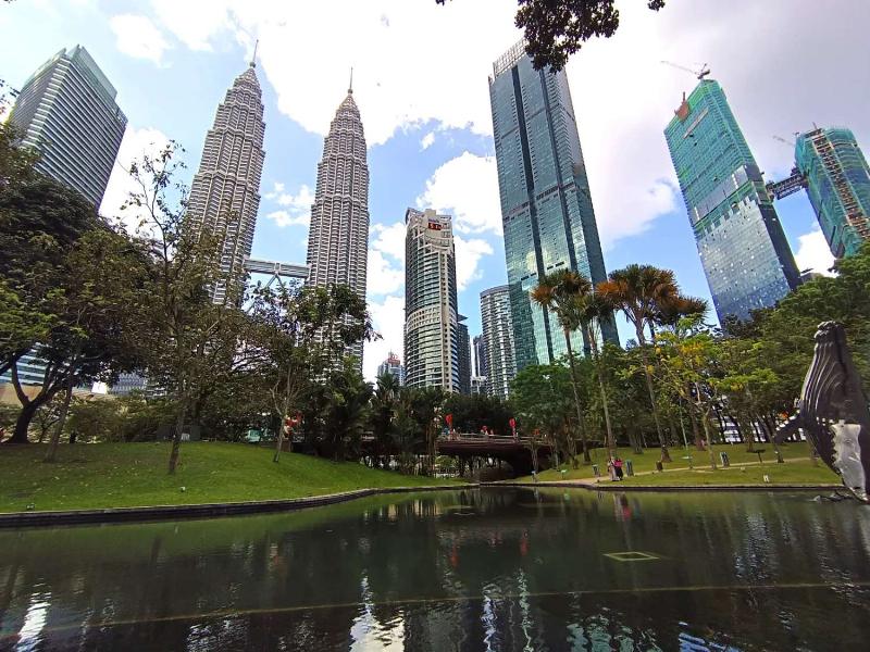 Du khách vui chơi tại Công viên KLCC dưới chân Tháp Đôi Petronas