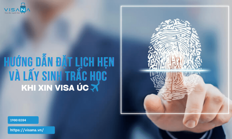 Nhân viên VFS Global đang hỗ trợ khách hàng thu thập dữ liệu sinh trắc học (lấy dấu vân tay và chụp ảnh).