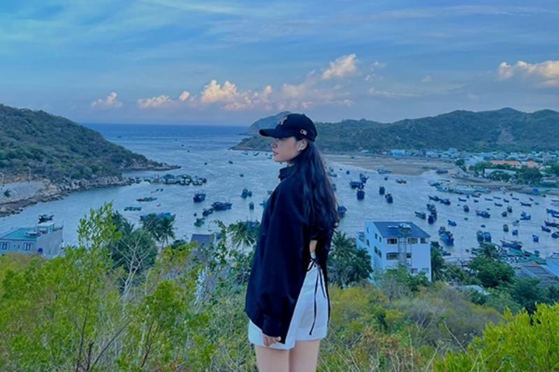Bàn ăn đầy hải sản tươi ngon trên nhà bè nổi ở Vĩnh Hy, là điểm nhấn ẩm thực của tour Vĩnh Hy trong ngày.