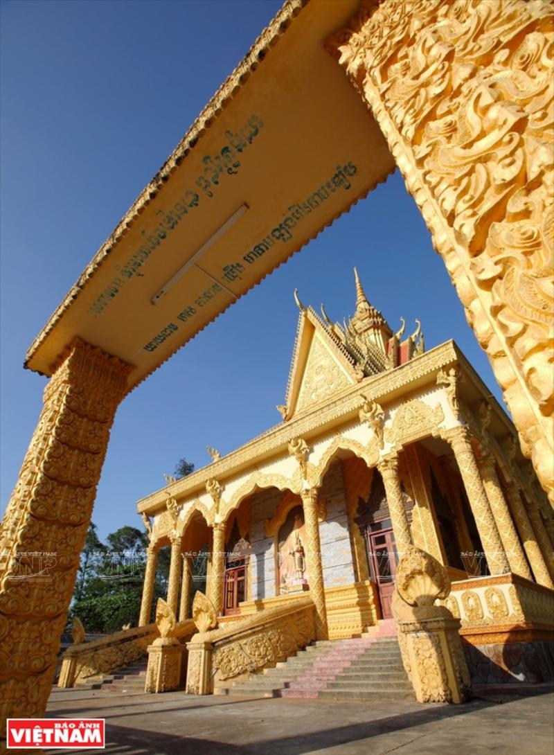 Hình ảnh một nhà sư Khmer trong trang phục truyền thống tại khuôn viên chùa