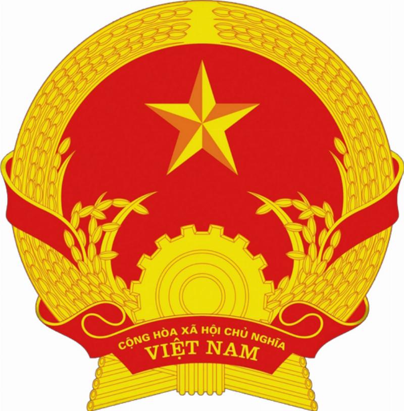 Một người phụ nữ đang gọi điện thoại trên phố Hà Nội, phía sau là một chiếc taxi 123, minh họa cách gọi điện thoại đặt xe.