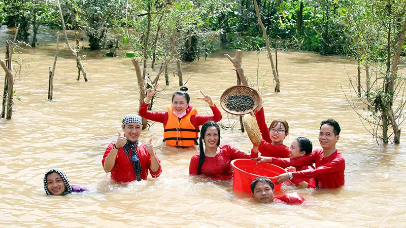 Du khách vui chơi tại Cồn Phụng