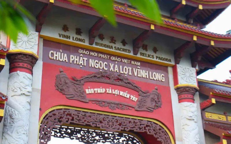 Cổng chùa hật Ngọc Xá Lợi Vĩnh Long