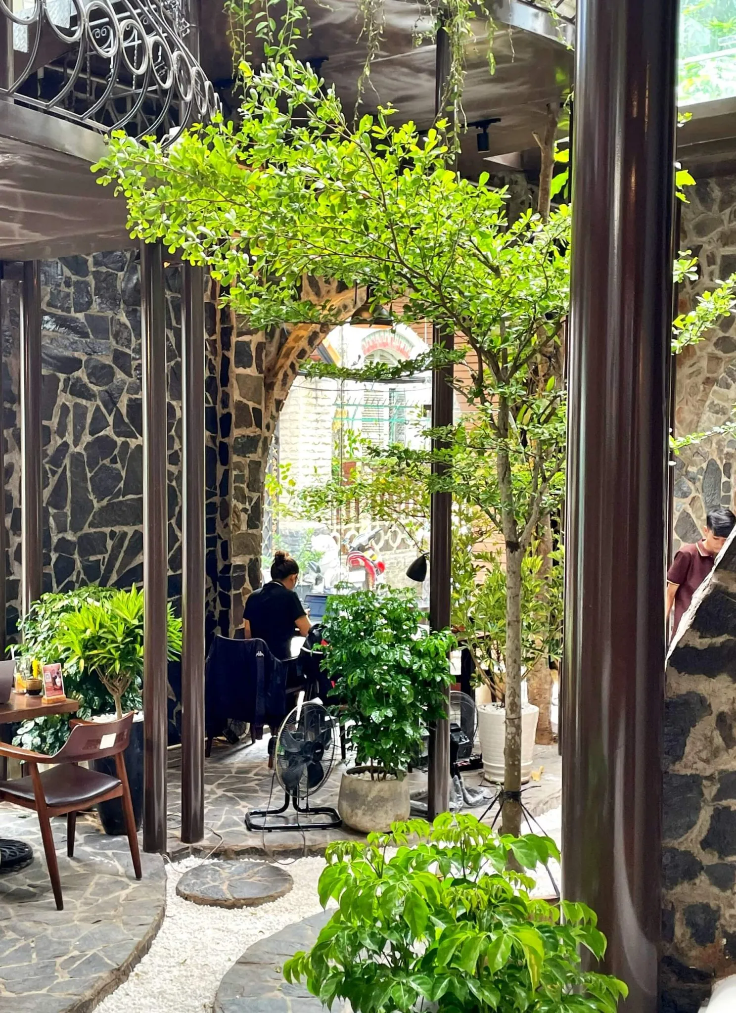Thư viện sách tại The Wiselands Coffee
