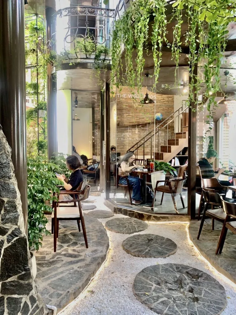 Góc ngồi ngoài trời tại The Wiselands Coffee