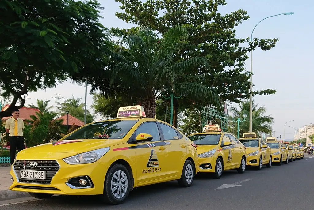 Taxi Mai Linh nổi bật trên khắp các con phố tại Cam Ranh