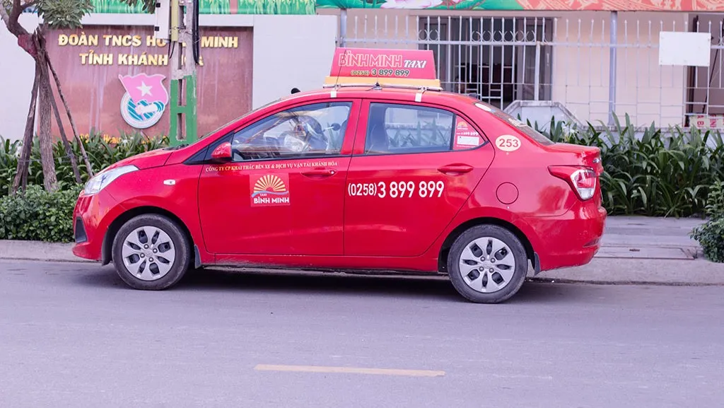 Taxi Bình Minh với màu đỏ nổi bật thu hút mọi du khách