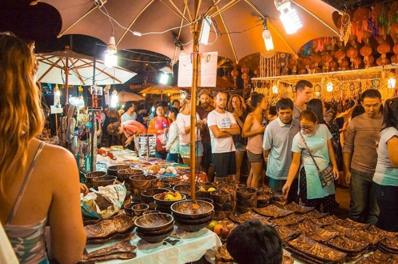 Các sản phẩm thủ công mỹ nghệ và quà lưu niệm được bày bán tại chợ Chiang Mai.