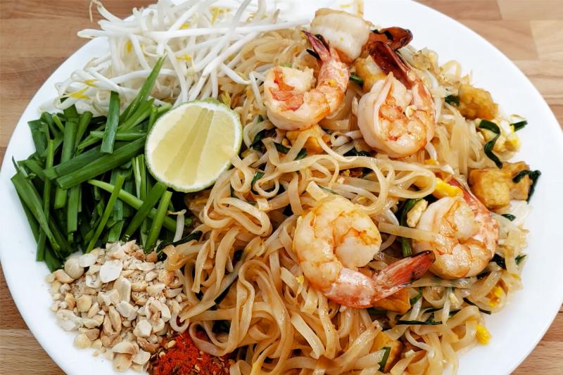 Các món ăn đặc trưng của Chiang Mai, bao gồm Khao Soi, Sai Oua và Gaeng Hung Lay.