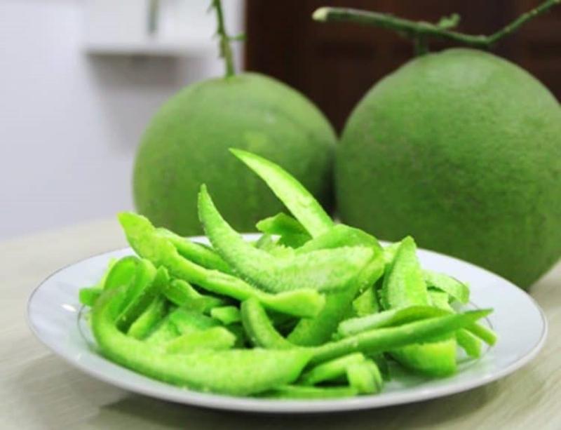 Hình ảnh hoa xuyến chi khô được bảo quản trong lọ thủy tinh kín