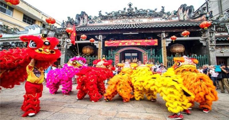 Hình ảnh Chùa Bà Thiên Hậu với kiến trúc cổ kính đặc trưng của người Hoa tại Quận 5 Sài Gòn