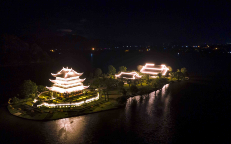 Lối vào chùa Bái Đính cổ, nằm ẩn mình trong hang động tự nhiên, mang vẻ đẹp thâm nghiêm, cổ kính
