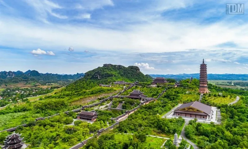Toàn cảnh quần thể chùa Bái Đính nhìn từ trên cao, thể hiện sự rộng lớn và kiến trúc ấn tượng của khu chùa mới
