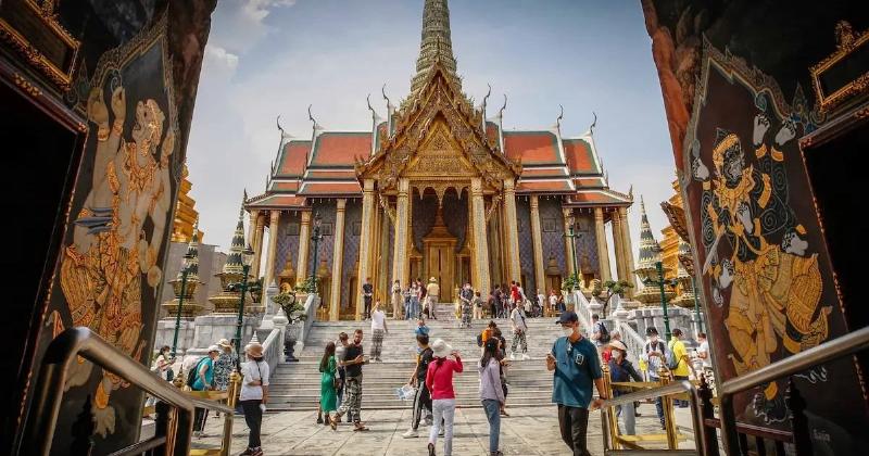 Những vật dụng cần chuẩn bị cho chuyến đi Phượng Hoàng Cổ Trấn gồm hộ chiếu visa quần áo giày thoải mái thuốc men