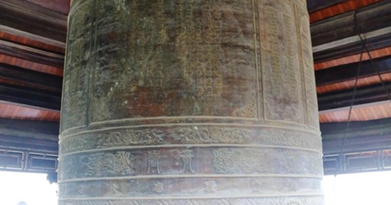 Quả Đại Hồng Chung khổng lồ bên trong Tháp Chuông chùa Bái Đính, giữ kỷ lục quả chuông lớn nhất Việt Nam