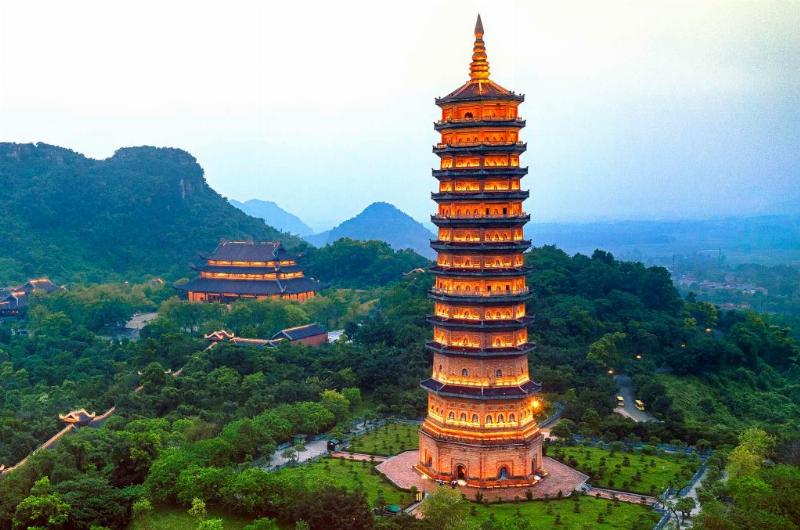 Đoạn đường dẫn vào quần thể chùa Bái Đính, thường là nơi du khách đi xe điện hoặc bắt đầu hành trình đi bộ