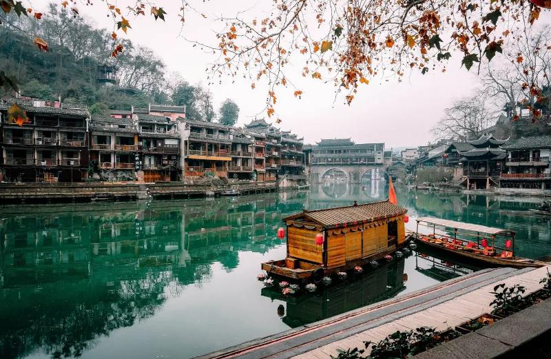 Các phương tiện di chuyển đến Phượng Hoàng Cổ Trấn gồm máy bay tàu hỏa xe khách tiện lợi
