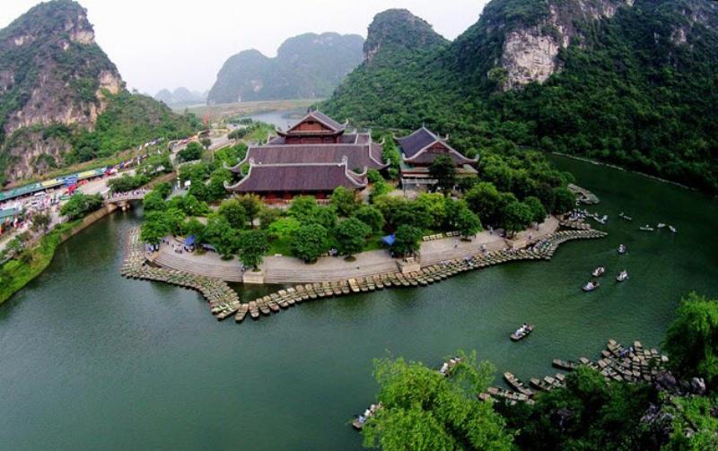 Một góc cảnh quan tuyệt đẹp tại Quần thể danh thắng Tràng An, gần chùa Bái Đính, thể hiện sự hài hòa giữa núi đá và sông nước