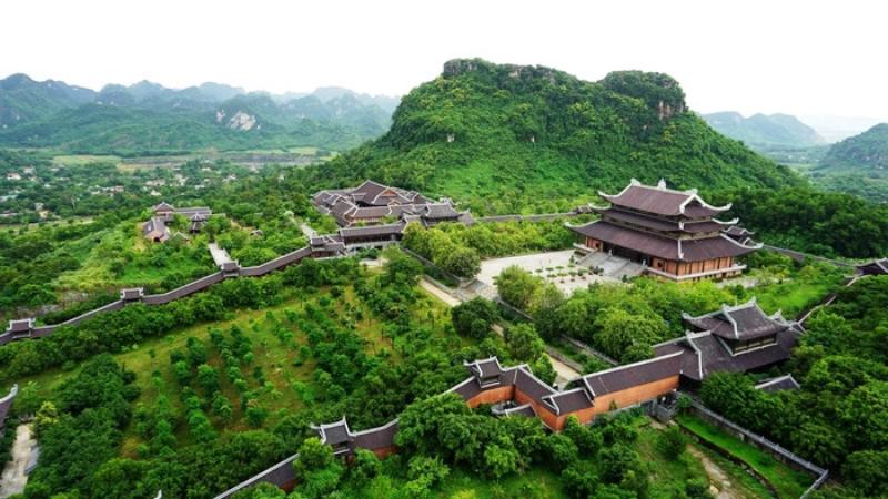 Một phần của Hành lang La Hán dài kỷ lục tại chùa Bái Đính, với hàng trăm bức tượng La Hán được chạm khắc tinh xảo