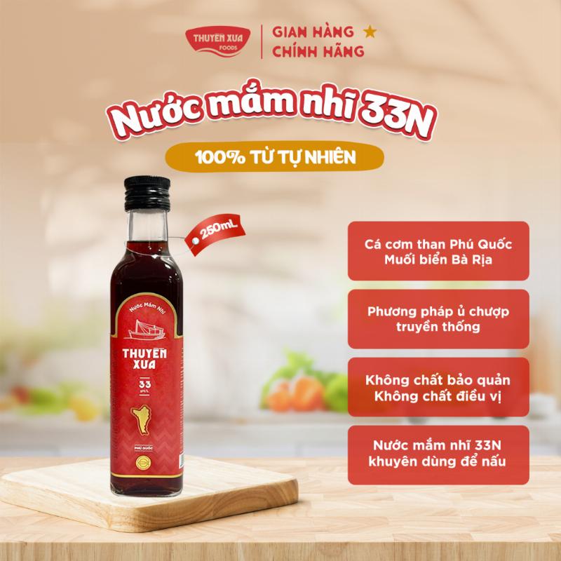 Những hạt muối biển trắng tinh khiết được gom lại